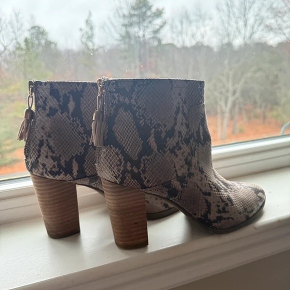 Elegant Snakeskin Patterned Heeled Boots - Picture 2 of 2